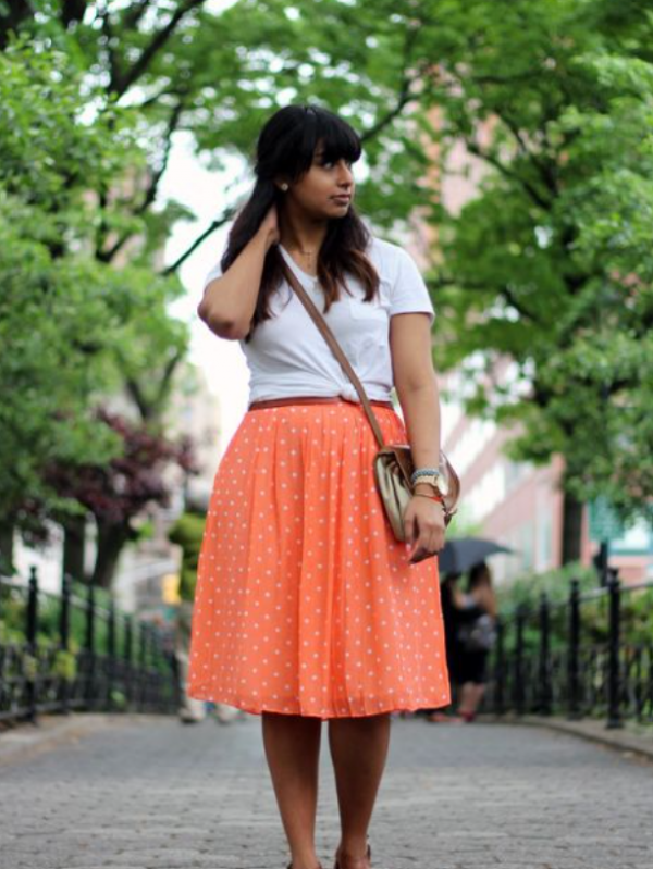 Kaus Polos dengan Rok Plis